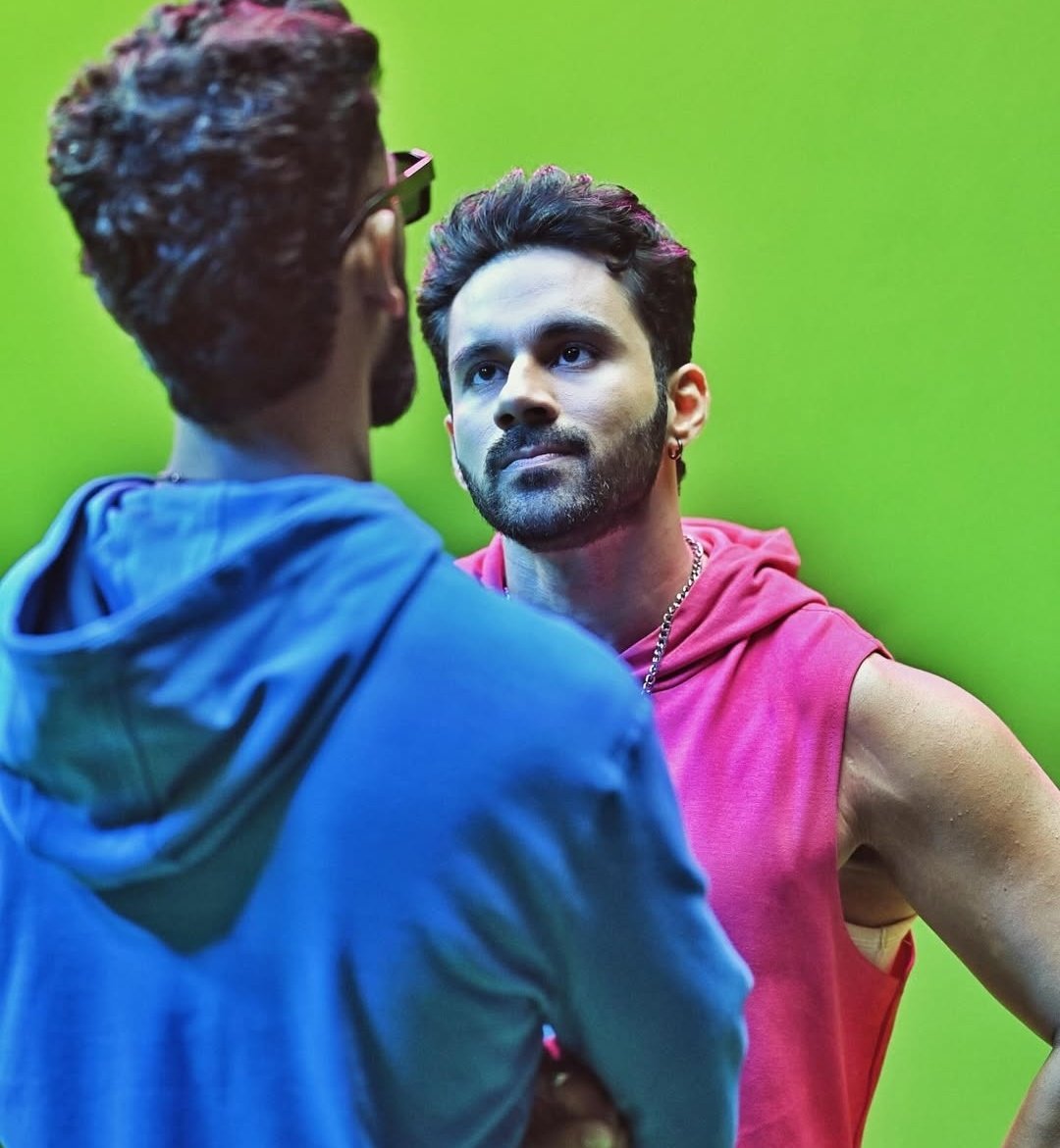 WeTheThinkers's tweet image. During Bigg Boss 19, it was the fans of these two who trolled each other's fav the most. 

And now, the same two are coming together.

Fans fight for them,
while they move on, collaborate, and stay unbothered.

That’s celebrity life.

#BiggBoss19 #AbhishekBajaj #PranitMore