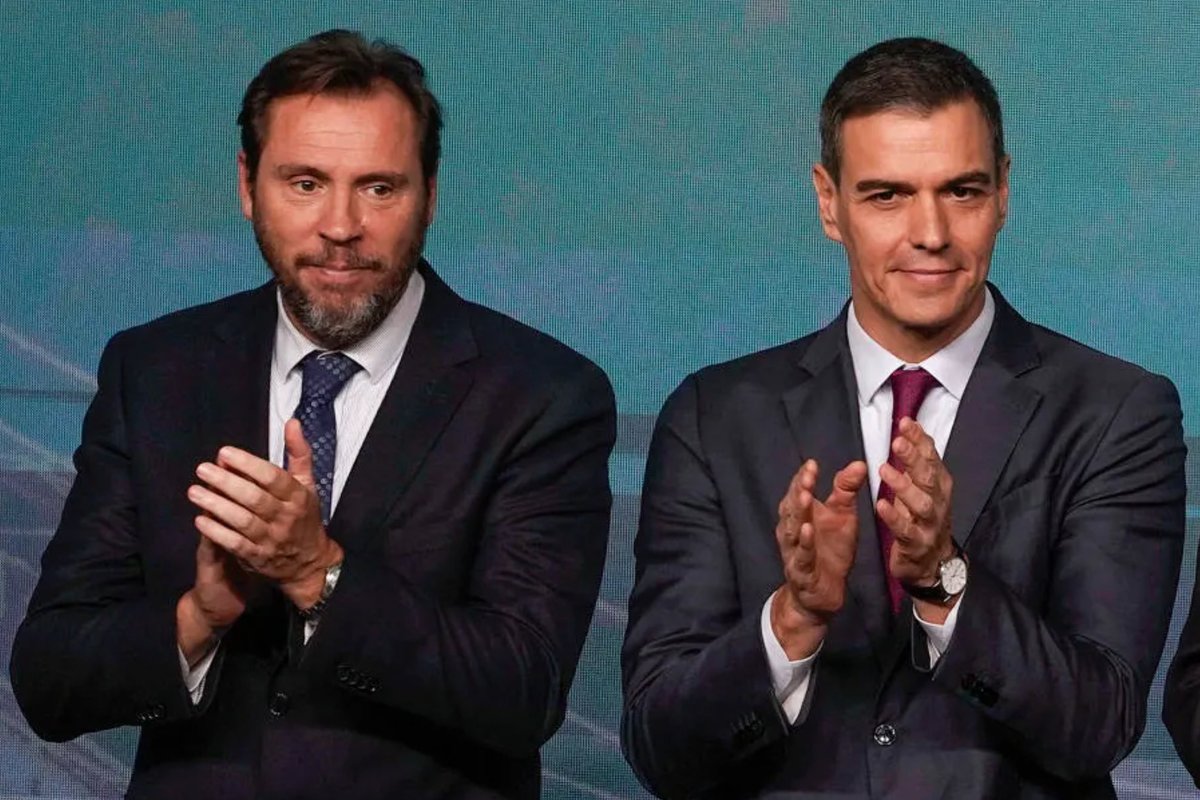 jmlopezzafra's tweet image. Han muerto 46 personas en Adamuz. Más de 20 heridos graves. Se ha rebajado la velocidad por debajo de 50km/h en múltiples tramos de todas las líneas, como en los años 70. Se han suspendido trenes. Hay 111M de la UE que nadie sabe dónde están.
Y no dimite nadie.
Hay que echarlos.