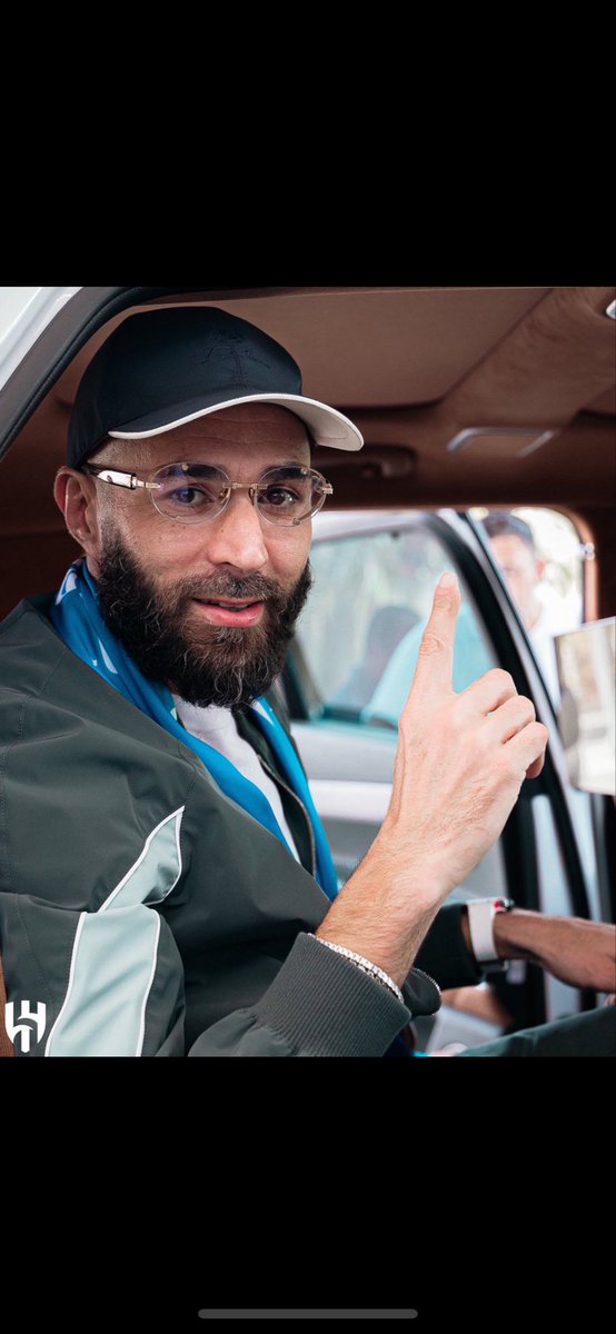 وهو يلعب في الاتحاد كنت احبه واتعاطف معه الان سيلعب مع الهلال .. بالتوفيق للبنز في معقل البطولات .