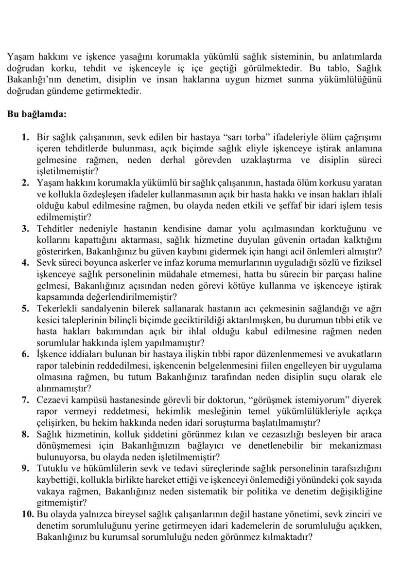 Diyar Koç, demokratik bir protesto hakkını kullandığı için kolluk kuvvetlerinin işkencesine maruz bırakıldı.
Ağır yaralı halde gözaltına alındı, tedavi edilmedi ve ardından gerçeklikle örtüşmeyen suçlamalarla tutuklandı.
Yaşananlar bununla da sınırlı kalmadı.

Sevk sürecinde