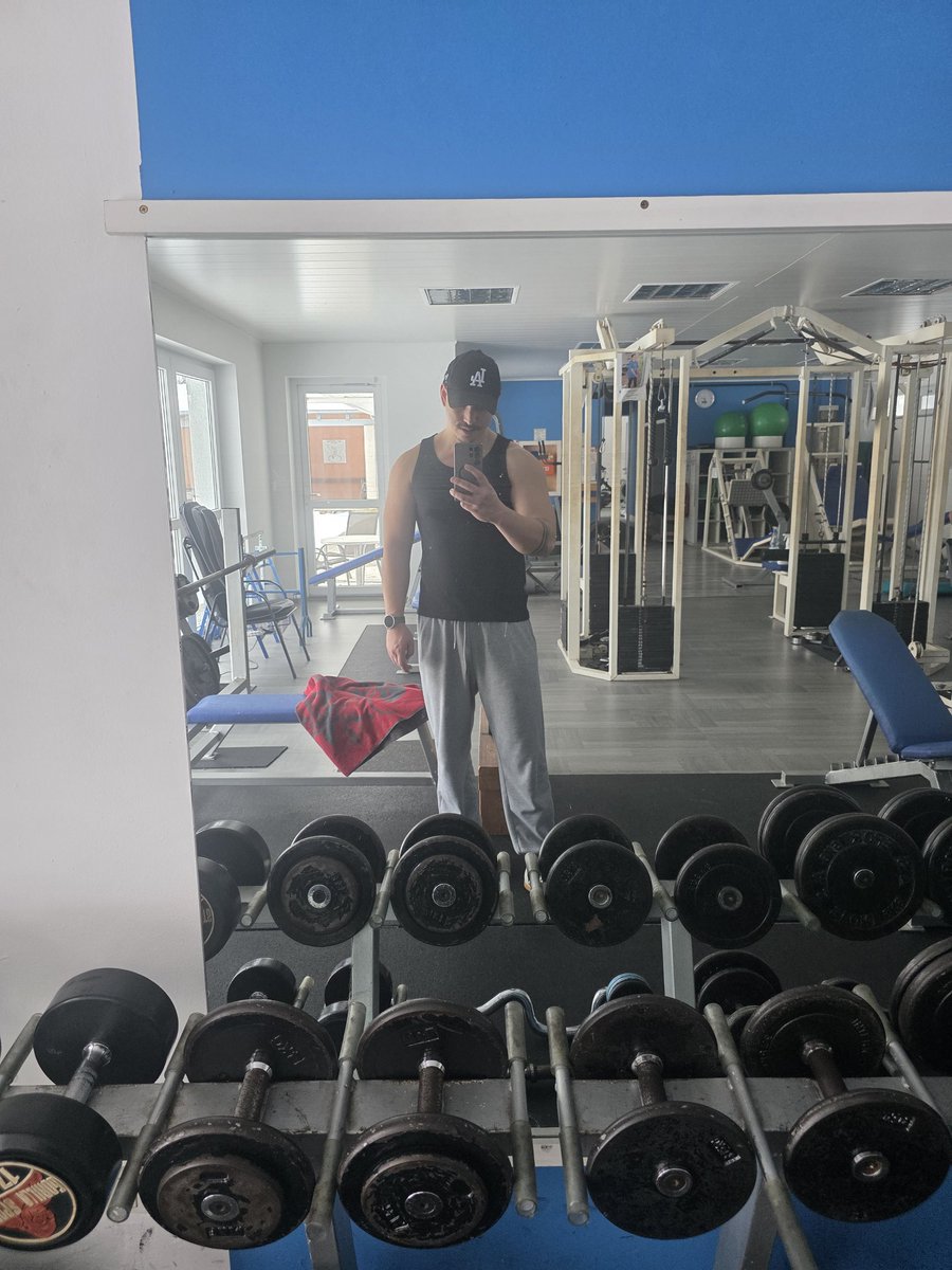 crypt_shprd's tweet image. Hey guys,
I’ll start sharing more personal posts from time to time.

Today was a gym session: chest, triceps, shoulders.
I train in a very small place. It’s not a commercial gym, more like a local sports club with only a few active members.

Most days, I have the space to myself.…