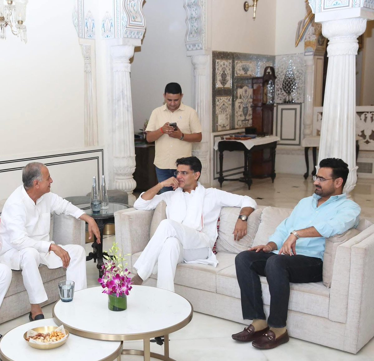 Indra_chand_ola's tweet photo. राजस्थान प्रदेश कांग्रेस कमेटी के महासचिव, जयपुर ग्रामीण पश्चिम के जिला अध्यक्ष व फुलेरा विधायक श्री विद्याधर चौधरी जी को जन्मदिन की हार्दिक एवं शुभकामनाएं���
#HappyBirthdaybhaisaab
@Vidhyadharincp @RamniwasGawriya https://t.co/epeVSPvscb