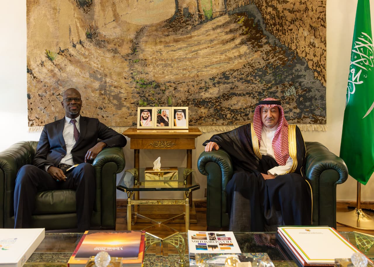 تسلم الرسالة نائب وزير الخارجية، خلال استقباله في مقر الوزارة بالرياض، سفير جمهورية السنغال لدى المملكة. 