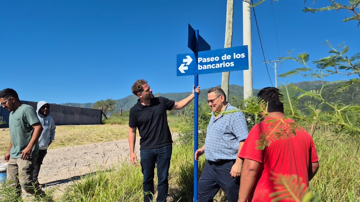 GonzaloBecerraD's tweet photo. ¡Gran noticia! 🎉 Hemos instalado toda  la cartelería indicadora de calles en el nuevo Barrio Coop 6 de Noviembre, ¡un paso más hacia un entorno más organizado y amigable! 🚦🌟 Gracias a todos por su apoyo. Sigamos construyendo juntos un barrio más bonito! 💪🏽🏡 https://t.co/qhoVg9zDZZ