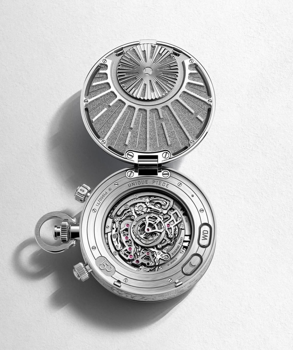 secondemorte's tweet photo. Dans sa lancée de nouveautés, Audemars Piguet dévoile une montre de poche complètement folle :

La « 150ème héritage », une montre ultra-compliquée de 50mm intégrant 30 complications dans la même boîte.

Une véritable œuvre d’art mécanique ⚙️ https://t.co/zRz1T4hmjM