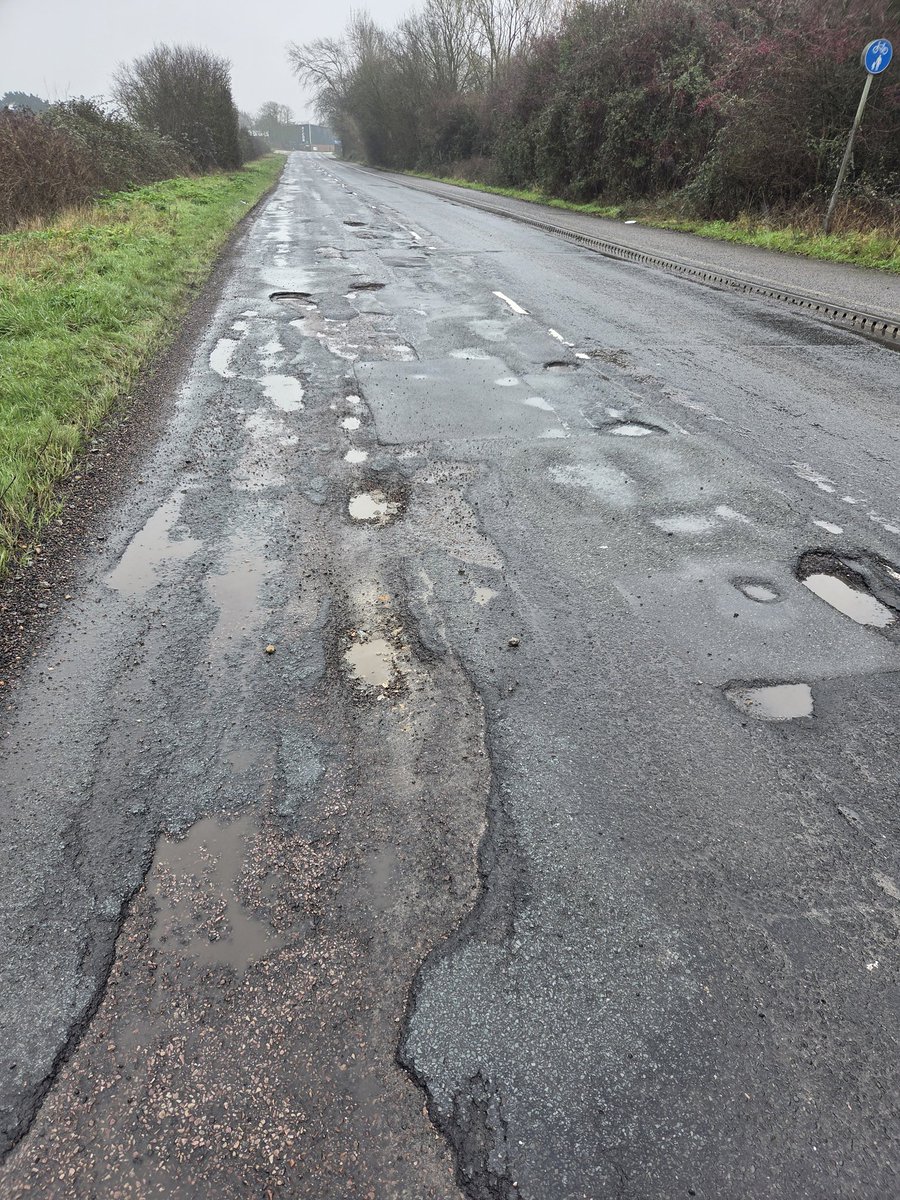 markyhaff's tweet photo. @esccroads hi 
Harbour road rye  East sussex going down to village .whilst I was here 4 cars went to opposite side of road to avoid this patch https://t.co/ngXMxWnZxm