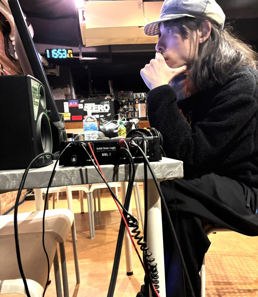 ★2025/02/03(tue)
Band of PARSONS
(ハナム＆レオ)
レコーディング at 北九州本陣

1か月半振り、4回目の
本陣レコーディングセッション♪
9時間っ😳❗️

近所で呑んでた
酔いどれな🍺
おねえたま達❤️に
無理言って手伝って貰ったら、
高校生に戻った気分でニヤニヤでした（笑）

良い感じになってます