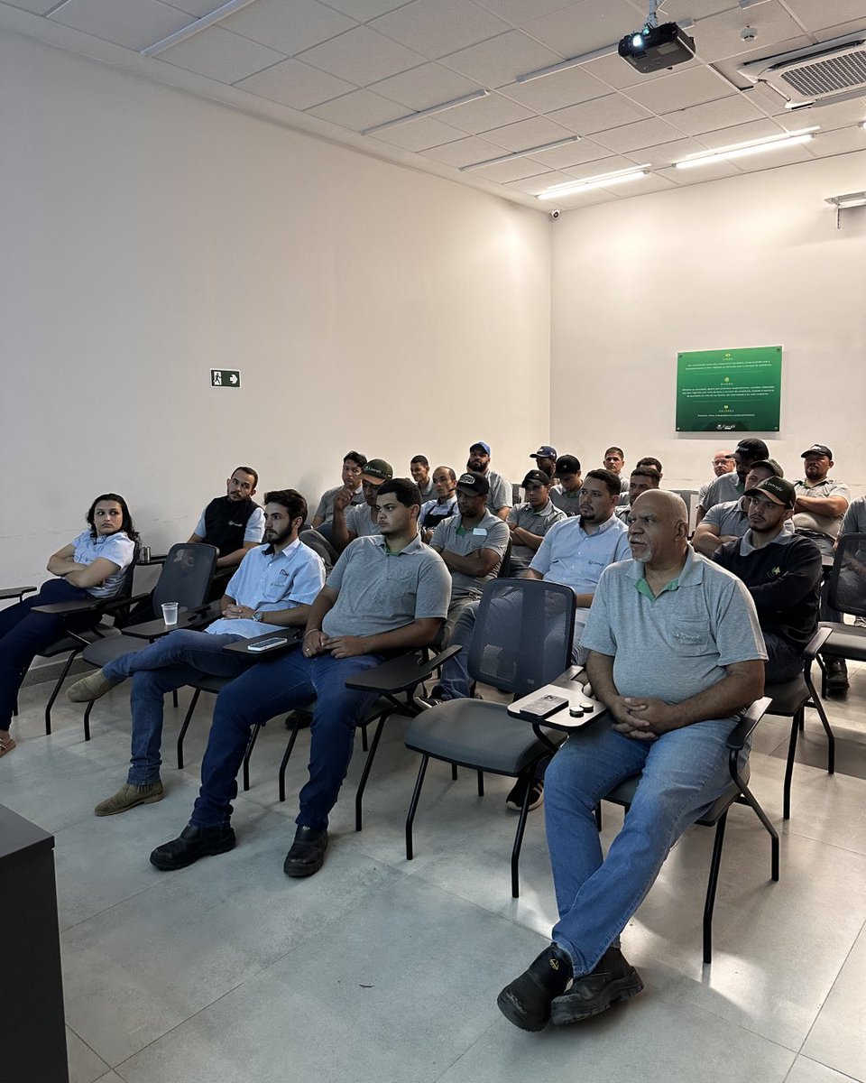 coocafebr's tweet photo. 🧭 Quando todos caminham na mesma direção, o resultado aparece. 

O Workshop de Processos e Melhorias Operacionais, no Armazém Coocafé Areado, foi mais um passo importante na construção de uma operação cada vez mais eficiente, alinhada e preparada para os desafios do dia a dia. https://t.co/UNzRXEFX8r
