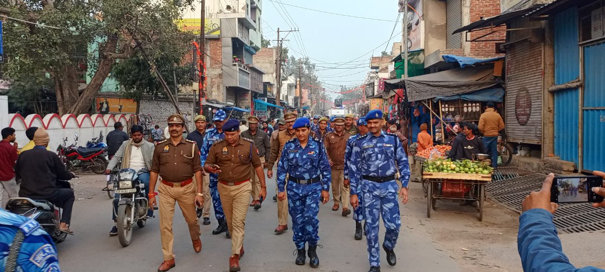 bstvlive's tweet photo. मैनपुरी
➡मैनपुरी पुलिस ने किया पैदल मार्च
➡रैपिड एक्शन फोर्स के साथ किया गश्त
➡SP के निर्देश पर पुलिस फ़ोर्स का गश्त
➡भीड़भाड़ वाले इलाक़ों में पैदल गश्त
➡शहर कोतवाली क्षेत्र का मामला
#Mainpuri #PolicePatrol #RAPF #uttarpardesh @mainpuripolice https://t.co/ncehISLu0F