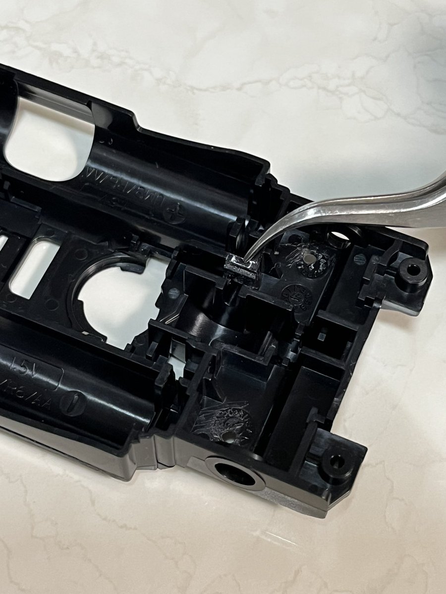 MEシャーシの駆動のうち、自分のカウンターシャフトの抑え方。
前後のカウンターギヤの反対側のシャフト入るか部分(ピンセットで指した部分)に0.8mmくらいのランナーのタグを貼る。
付属のカウンターシャフトくらいの長さであれば、スパーやモーターが入ってない状態でギリギリ入る。 #ミニ四駆