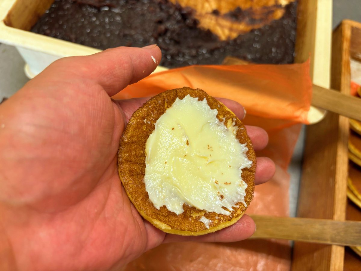 チーズどら焼きです😊
チーズクリームと柔らかい粒餡をサンドしました。酸味と甘味が絶妙で美味しいですよ😋
良かったら、ご賞味ください！
明日は定休日です😆

happoudou.com

#チーズどら焼き #チーズクリーム #和菓子の好きな人と繋がりたい #八宝堂 #宮代町