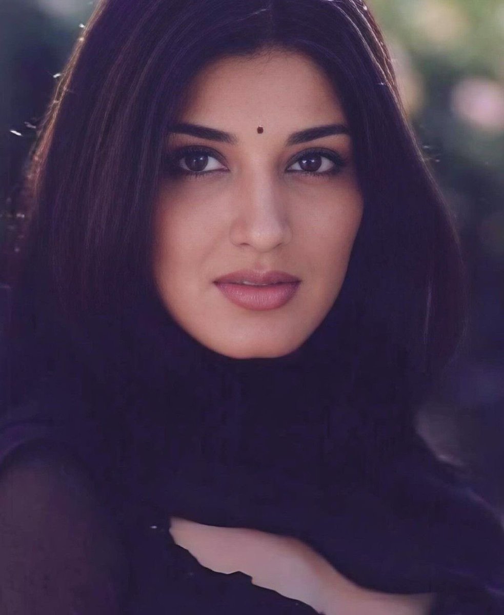 90sAlinaa's tweet photo. sonali bendre’s face card is unreal. https://t.co/htHj0WAoOR