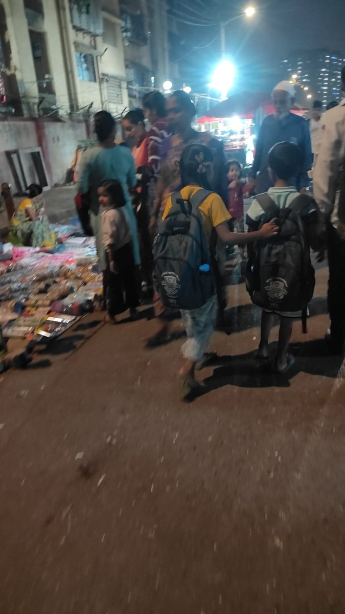 SharpcutM's tweet photo. @MumbaiPolice आपण या क्षेत्रात आहात का? खुले पद्धतिने कायदा मोडला जात आहे अनाधिकृत फेरीवाले दादागिरी करून रस्ता बंद केलंय, कारव���ई का नाही???
पत्ता: मोहिते पाटील रोड, पी.एम.जी.पी कॉलोनी,  मानखुर्द, मुंबई.
@CMOMaharashtra 
@mybmc @mybmcWardME https://t.co/WMVdf1y1lr
