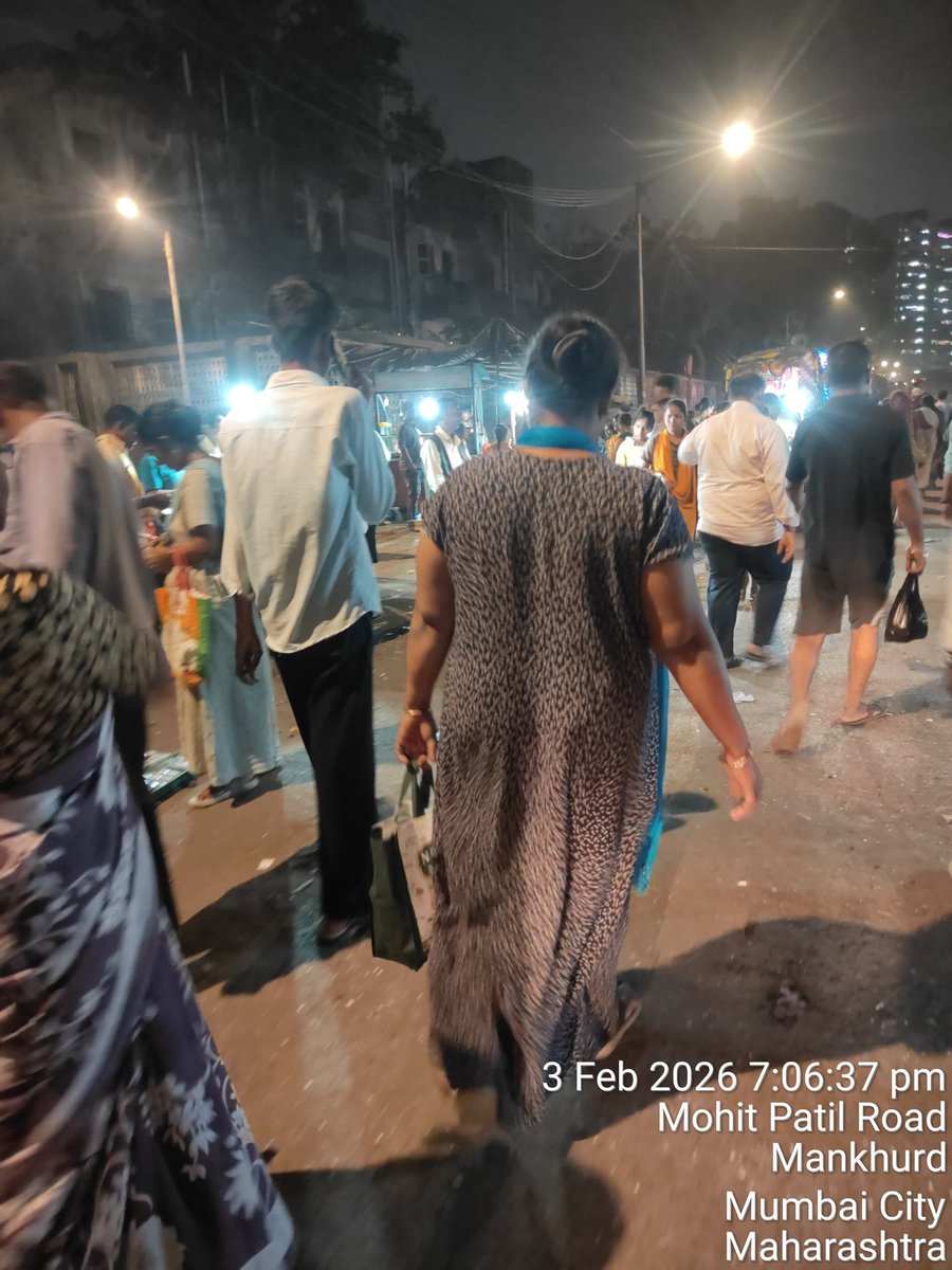 SharpcutM's tweet photo. @MumbaiPolice आपण या क्षेत्रात आहात का? खुले पद्धतिने कायदा मोडला जात आहे अनाधिकृत फेरीवाले दादागिरी करून रस्ता बंद केलंय, कारव���ई का नाही???
पत्ता: मोहिते पाटील रोड, पी.एम.जी.पी कॉलोनी,  मानखुर्द, मुंबई.
@CMOMaharashtra 
@mybmc @mybmcWardME https://t.co/WMVdf1y1lr