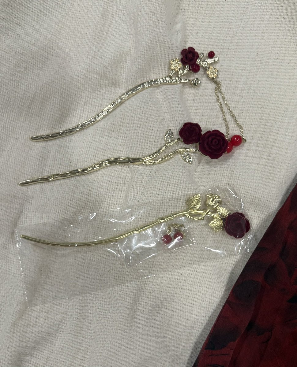 cheekchicshop's tweet photo. ส่งต่อชุดตรุษจีน 200 บาท รวมส่ง
ลายดอกกุหลาบ ตรุษจีนก็ได้ วาเลนไทน์ก็เริ่ด!
อก 36-38”
เอว 29-31”
ยาว 39.5”
🌹พร้อมโอนแถมปิ่นปักผม 3 อัน! เข้ากับลายเสื้อ
#ส่งต่อเสื้อผ้ามือสอง #ส่งต่อเสื้อผ้า #ส่งต่อชุดตรุษจีน #ตรุษจีน #ชุดกี่เพ้า #ชุดตรุษจีน #ส่งต่อเสื้อผ้ามือ2 #โล๊ะตู้เสื้อผ้า https://t.co/dKHXT2MVrx