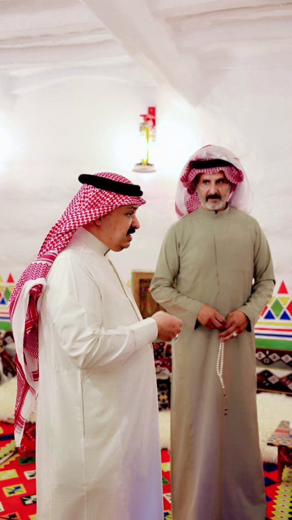 sarat_abedah's tweet photo. زار رئيس بلدية سراة عبيدة @benhemrah اليوم قصر ابن خماش الأثري بمركز العسران، يرافقه مدير الخدمات، حيث اطّلع على معالم القصر وبحث سبل دعم البلدية للحفاظ على هذا الإرث الوطني وتعزيز البُعد التاريخي 🏛️✨
#أمانة_منطقة_عسير
#بلدية_سراة_عبيدة https://t.co/7RupHADYX3