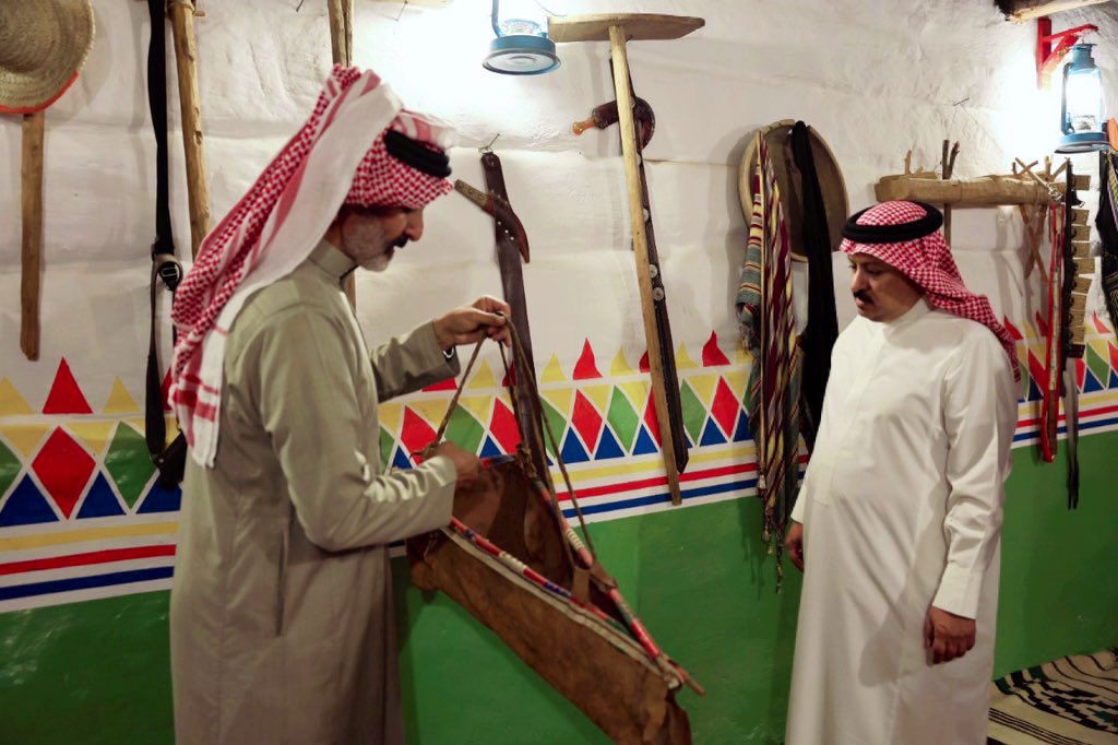 sarat_abedah's tweet photo. زار رئيس بلدية سراة عبيدة @benhemrah اليوم قصر ابن خماش الأثري بمركز العسران، يرافقه مدير الخدمات، حيث اطّلع على معالم القصر وبحث سبل دعم البلدية للحفاظ على هذا الإرث الوطني وتعزيز البُعد التاريخي 🏛️✨
#أمانة_منطقة_عسير
#بلدية_سراة_عبيدة https://t.co/7RupHADYX3