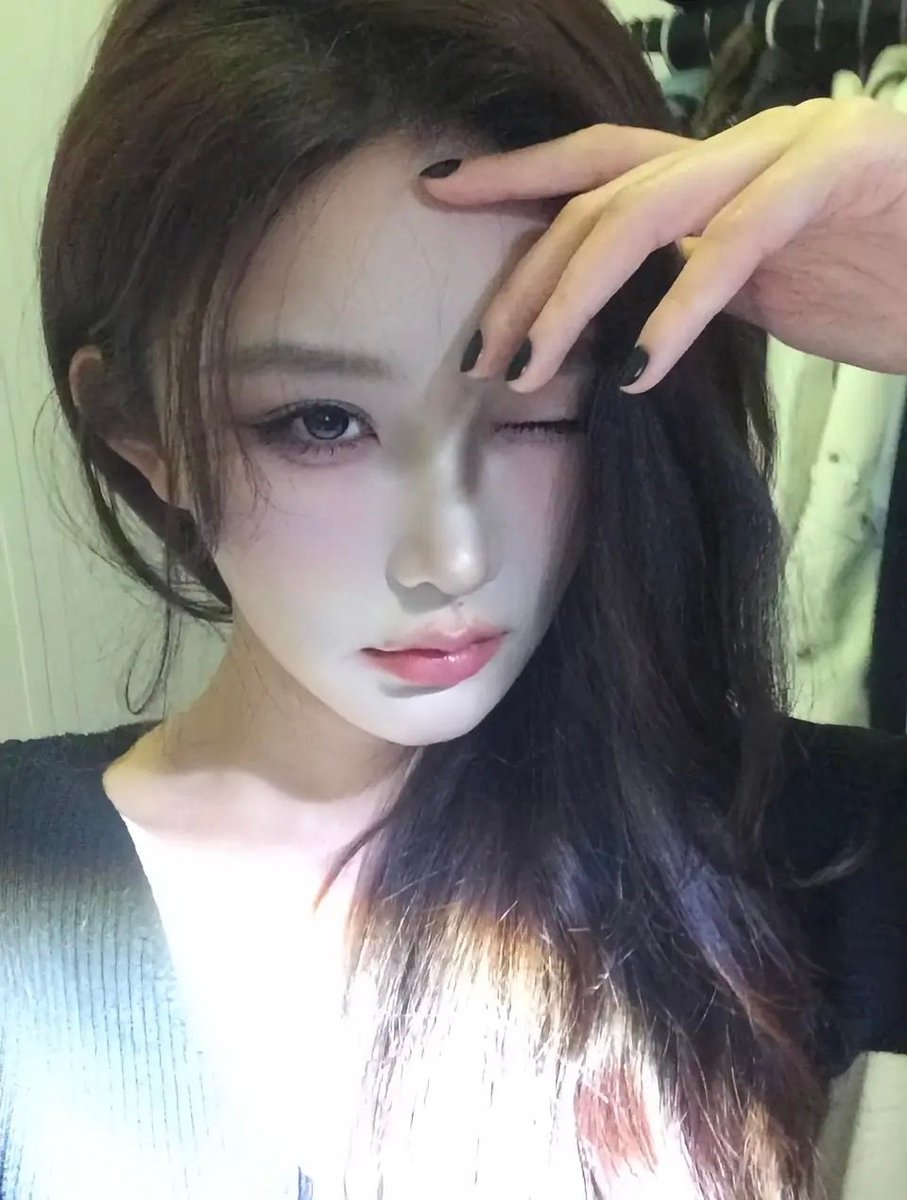 cherryxiaoyiii_'s tweet photo. MOTHER ZHOU IS TOO WAY HAWT🥵 https://t.co/RXx3u7gMo8