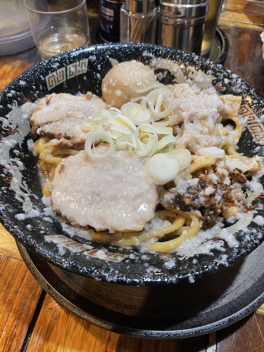 pp_tan_1209's tweet photo. 本日もお疲れ様です。
久しぶりに写真を見返していたら、入社してすぐ先輩と行った平太周の写真を発見。
入社したてでまだ他部署との交流が少なかった頃ですが、その時間が今でも印象に残っています。
あの時いただいた500円玉2枚は今も大切に取っておいています！
また一緒に行けるよう頑張ります！ https://t.co/eiAUNZ5MAg