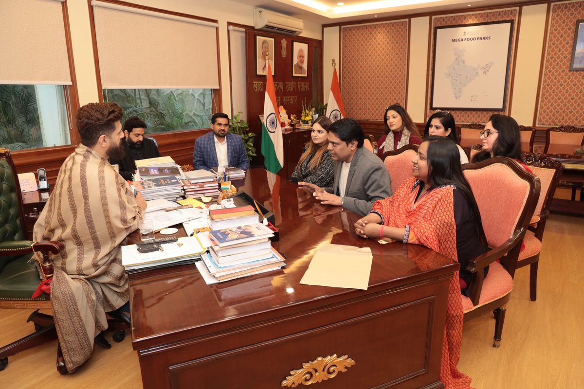 आज नई दिल्ली के पंचशील भवन में Chamber of Trade and Industry (CTI) के चेयरमैन श्री बृजेश अग्रवाल जी ने राष्ट्रीय अध्यक्ष सह केंद्रीय मंत्री आदरणीय श्री <a href="/iChiragPaswan/">युवा बिहारी चिराग पासवान</a> जी से मुलाकात की।