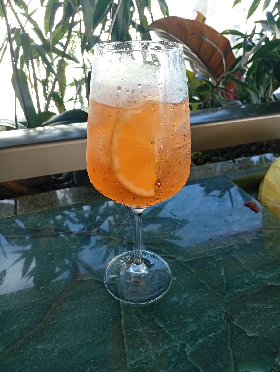 williamsbarman's tweet photo. Williams e Paulo,  🍸✨
A carta de drinks estava impecável:
🍹 Caipirinha, caipirosca e caipifrutas variadas
🍊 Aperol Spritz e Campari Spritz
🍸 Diversos estilos de gin tônica
🍹 Mojito e Sex on the Beach
🥃 Whisky Old Parr 12 anos
🍾 Muito champanhe https://t.co/VZM1UXFtyO