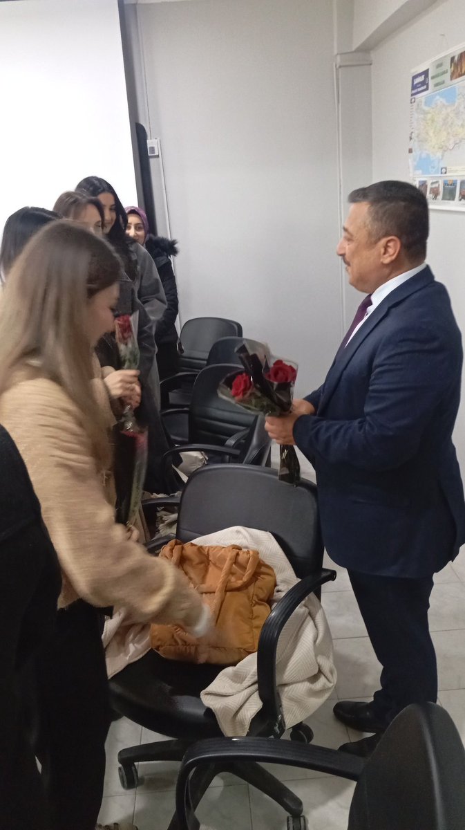 OmerliMem's tweet photo. " Bir çiçekle karşıladık, bir ömürlük iz bırakacak bir yolculuk diliyoruz. "
Müdürümüz Ümit ÇETİN;  ilk atama ile ilçemize ataması yapılan öğretmenlerimize "hoşgeldin öğretmenim" kapsamında çiçek verdi. Öğretmenlerimiz ile hasbihal eden müdürümüz, kendilerine başarılar diledi. https://t.co/U3nhHog8Jb