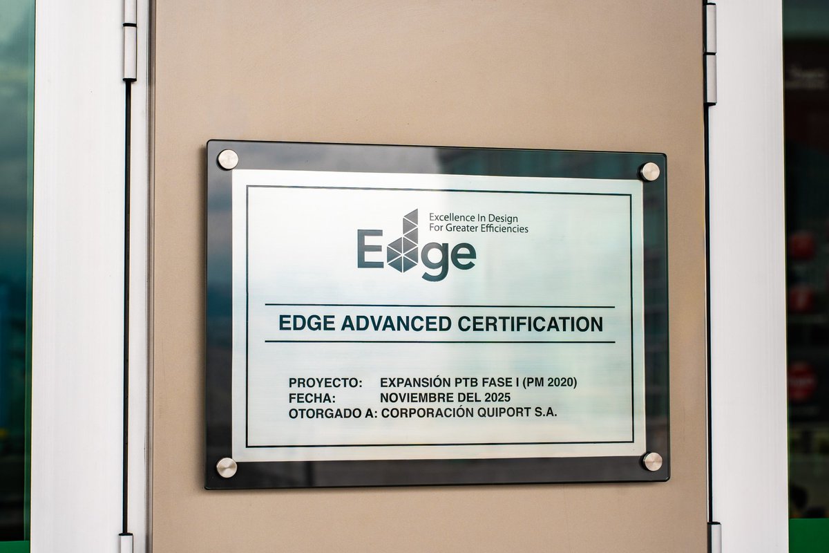 AeropuertoUIO's tweet photo. Un aeropuerto que crece de forma responsable.
La expansión del #AeropuertoUIO fue concebida con una visión de sostenibilidad integral y fué reconocida con la certificación EDGE Advanced.

Este logro permitirá reducir significativamente el impacto ambiental de la operación, con ahorros del 57% de energía, 31% de agua y 26% de huella de carbono, reafirmando nuestro compromiso con una infraestructura aeroportuaria sostenible y de clase mundial. 🌍✈️