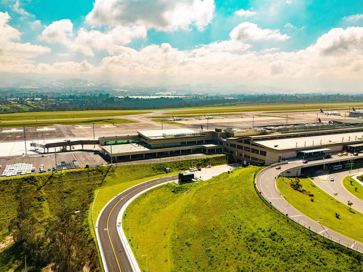 AeropuertoUIO's tweet photo. Un aeropuerto que crece de forma responsable.
La expansión del #AeropuertoUIO fue concebida con una visión de sostenibilidad integral y fué reconocida con la certificación EDGE Advanced.

Este logro permitirá reducir significativamente el impacto ambiental de la operación, con ahorros del 57% de energía, 31% de agua y 26% de huella de carbono, reafirmando nuestro compromiso con una infraestructura aeroportuaria sostenible y de clase mundial. 🌍✈️