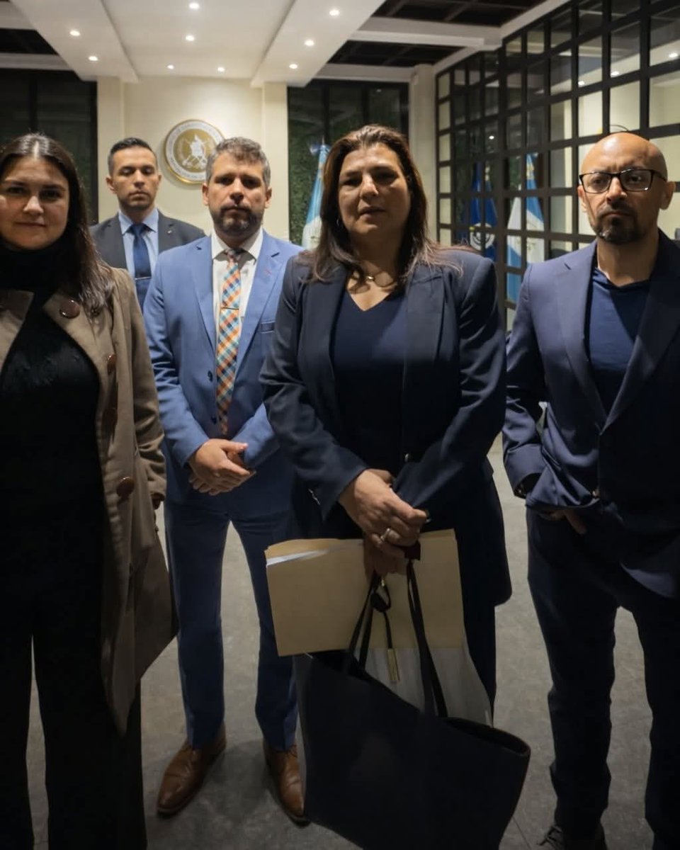 #acciónlegal
Integrantes de la Junta Directiva del Colegio de Abogados y Notarios de Guatemala presentaron un recurso ante la Corte de Constitucionalidad, en contra de la resolución del amparo provisional otorgado por la Sala Sexta de lo Contencioso Administrativo.