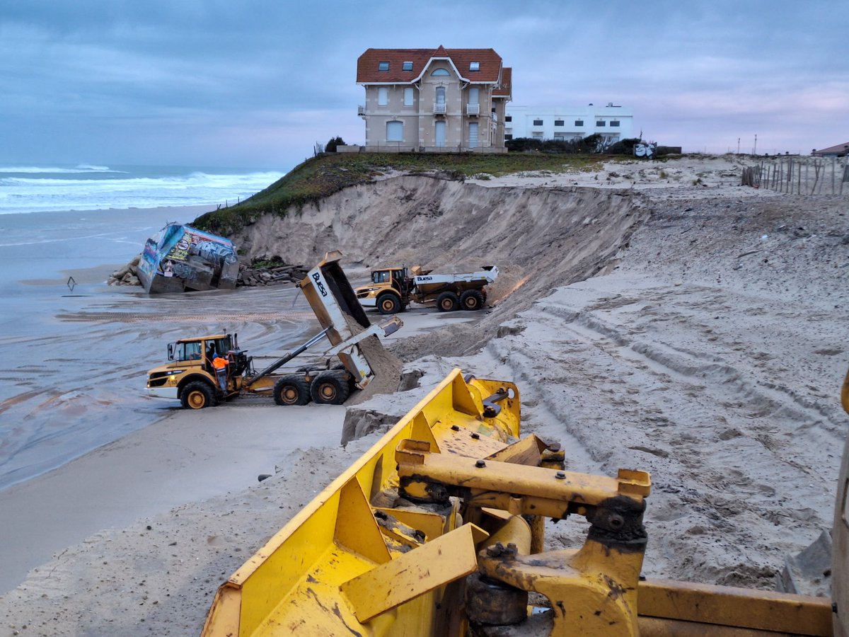 Meteovilles's tweet image. 🌊 Du fait de la forte #houle et des grandes marées, une partie de la promenade du front de mer de #Biscarrosse (#Landes) s'est effondrée ce lundi 2 février 2026 ! Ce littoral est particulièrement soumis à l'érosion et recule au fil des années. (photo via FGL)