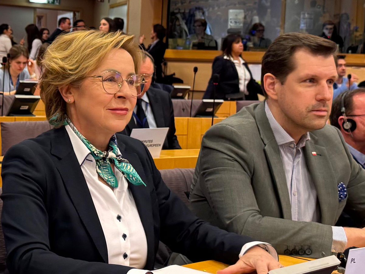 j_wisniewska's tweet photo. Jesteśmy za przyspieszeniem procedur odsyłania nielegalnych migrantów. Popierasz❓Zostaw 💙 https://t.co/NQxb35ATxz