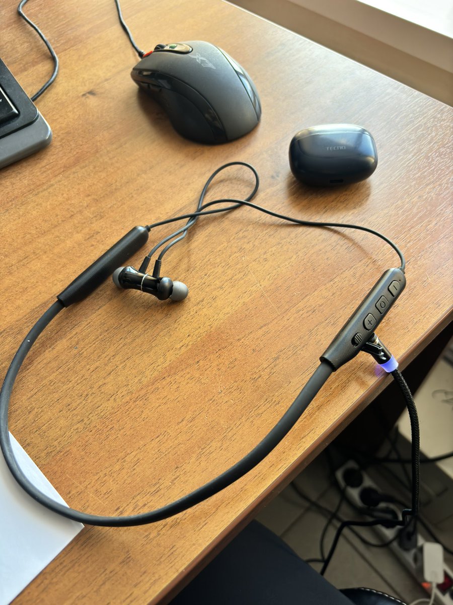 ipoxyi's tweet image. нашел наушники на улице