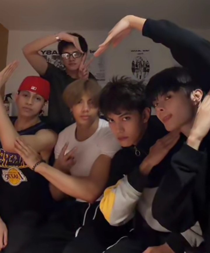 [📸] #NEWID_UPDATES 20260203

New:ID’s first live this year, finally complete as five. Welcome back, Wilson! 🩵

🔗: @/official.newid (Tiktok Live)

#NEW_ID <a href="/official_newID/">New:ID OFFICIAL</a>