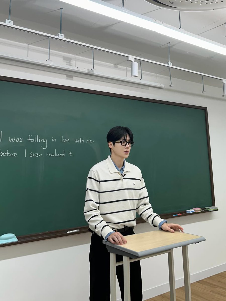 elksh_1x's tweet photo. 뿔테 김선호 정말 좋은거구나..

#김선호 https://t.co/JFTWe8mKn4