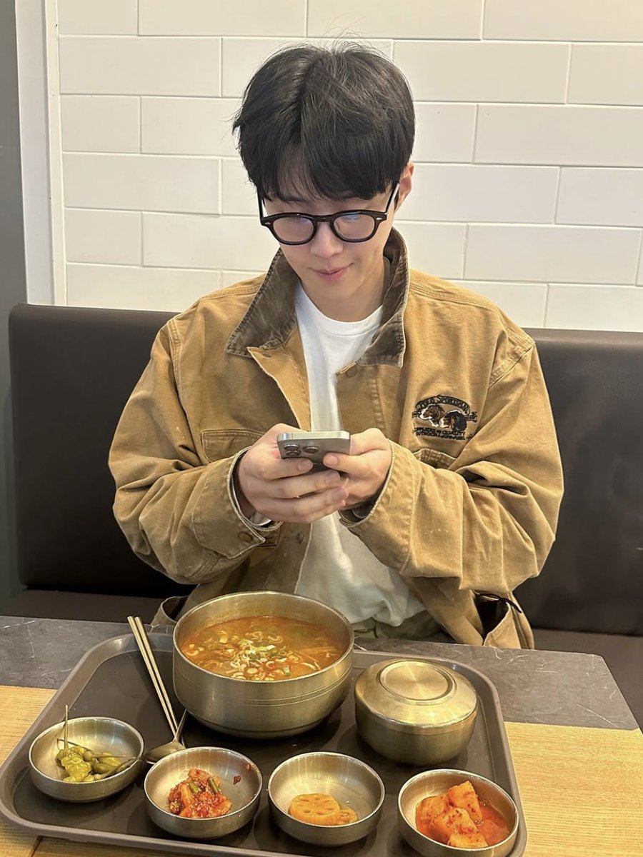 elksh_1x's tweet photo. 뿔테 김선호 정말 좋은거구나..

#김선호 https://t.co/JFTWe8mKn4