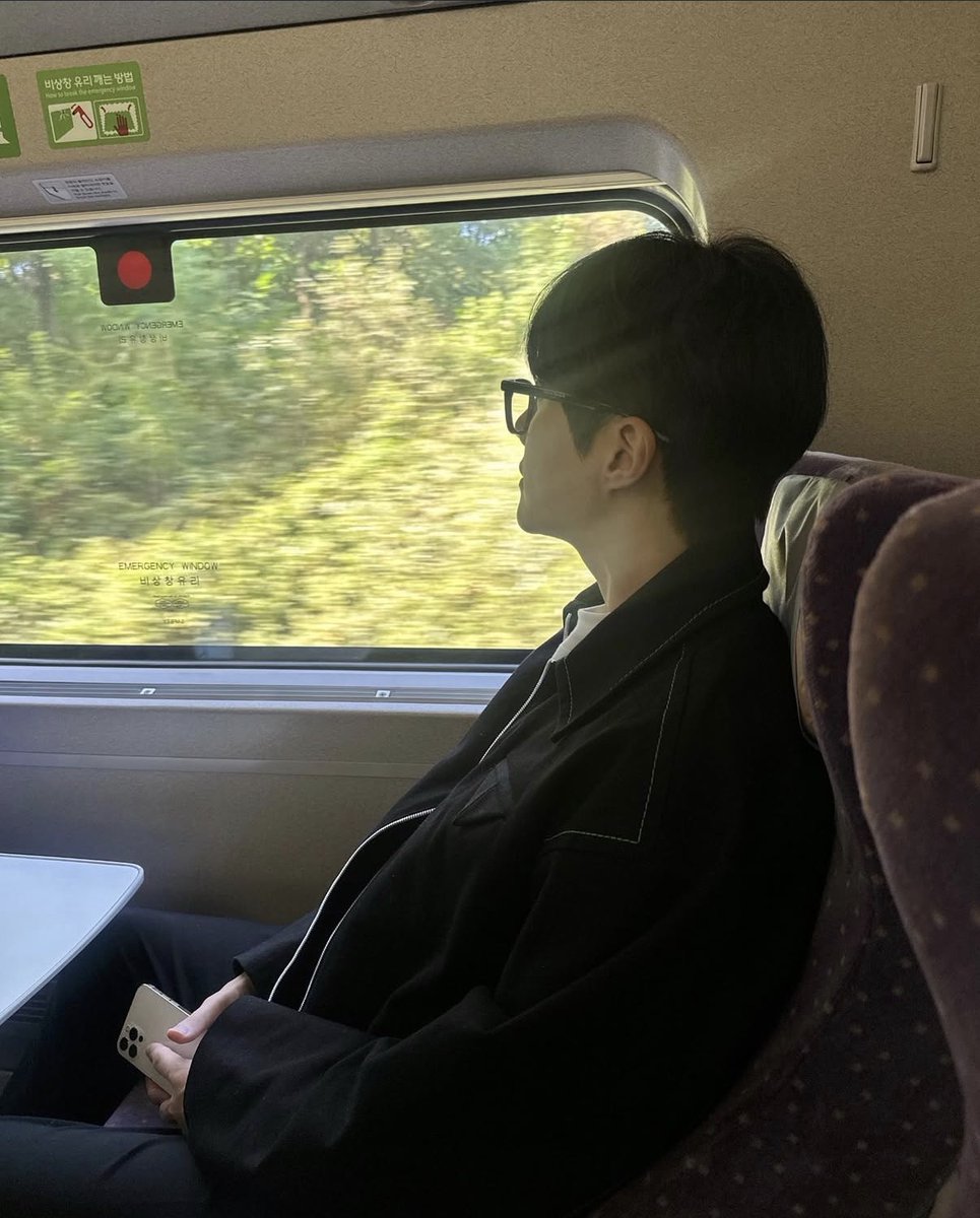 elksh_1x's tweet photo. 뿔테 김선호 정말 좋은거구나..

#김선호 https://t.co/JFTWe8mKn4