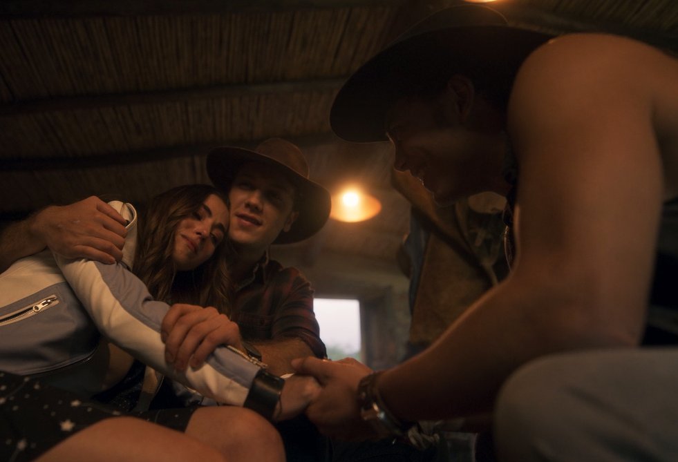 PasdeGavilanes's tweet photo. #PasiónDeGavilanes2 #PDG20 Los mellizos reconfortan a Gaby en un duro momento. https://t.co/8OWd4pLBqA