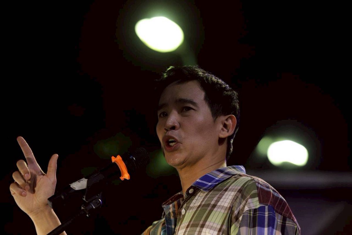 sirotek's tweet photo. อุบลแตก คนแห่ฟัง “พิธา-วิโรจน์” ปราศรัยขอคะแนนชาวอุบล ลั่นหมดโครงการคนละครึ่งแล้ว รอบนี้ต้องกาส้มสองใบ ให้ได้ผู้แทนชาวอุบล-ตั้งรัฐบาลประชาชนเปลี่ยนประเทศ
.
วันที่ 3 กุมภาพันธ์ 2569 ที่ศาลหลักเมืองอุบลราชธานี อ.เมือง จ.อุบลราชธานี คาราวานพรรคประชาชนจัดปราศรัย นำโดย วิโรจน์ ลักขณาอดิศร รองหัวหน้าพรรคประชาชน ปิยรัฐ จงเทพ รองเลขาธิการพรรค พร้อมด้วย พิธา ลิ้มเจริญรัตน์ และ อมรัตน์ โชคปมิตต์กุล ผู้ช่วยหาเสียง ท่ามกลางประชาชนที่มารับฟังการปราศรัยอย่างเนืองแน่น
.
[ ขอกาส้มสองใบไม่ปันใจ ] 
.
วิโรจน์กล่าวว่า เหตุผลที่ตนต้องมาอุบลราชธานี เพราะในการเลือกตั้งปี 2566 ตนไปคาราวานภาคตะวันออก เราล้มบ้านใหญ่ในหลายจังหวัด ทำให้พรรคก้าวไกลได้ผู้แทนหลายคน อุบลราชธานีเป็นจังหวัดเดียวในประเทศไทยที่มีคำว่า “ราชธานี” เพราะอุบลฯ เป็นเมืองชั้นเอกที่ควรมีการพัฒนาและเจริญก้าวหน้าได้มากกว่าที่เป็นอยู่ แต่ที่ผ่านมาเมืองอุบลฯ ถูกเครือข่ายบ้านใหญ่สูบผลประโยชน์มากเกินไปหรือไม่ ทำให้การพัฒนาใหม่ๆ เกิดขึ้นได้ยากเพราะอาจกระทบต่อผลประโยชน์ของบ้านใหญ่ 
.
ในการเลือกตั้ง 2566 พี่น้องชาวอุบลกาบัตรบัญชีรายชื่อให้เรา 300,000 กว่าคะแนน แต่เรายังไม่ได้ สส.เขตเลย หลายคนบอกว่าอยากเลือกตั้งเร็วๆ เพราะต้องการล้างตากับสีแดง ตอนนี้หมดโครงการคนละครึ่งแล้ว เลือกตั้งรอบนี้ไม่ต้องแบ่งครึ่งให้ใคร ขอส้มสองใบไปเลย เพราะบัตรบัญชีรายชื่อต้องใช้ถึง 300,000 กว่าคะแนนจึงจะได้ สส. 1 คน
.
ตอนนี้สีส้มเหมือนโดนรุมกินโต๊ะ ถ้ารอบนี้เราไม่ชนะเลือกตั้งหรือชนะไม่มากเพียงพอ สุดท้ายหน้าตารัฐบาลจะยังเป็นพวกพ้องกลุ่มเดิม ที่ย้ายพรรคจากแดงไปน้ำเงิน น้ำเงินไปแดง แดงไปเขียว เขียวไปแดง แล้วแบบนี้อุบลราชธานีจะคาดหวังการเปลี่ยนแปลงได้อย่างไร เลือกตั้งครั้งนี้มีเพียงพรรคประชาชนเท่านั้นที่ตั้งใจจะเป็นรัฐบาล เราเปิดตัวทีมงานบริหารอย่างชัดเจน พี่น้องรู้หน้ารู้ตัวว่าใครจะทำงานด้านไหน บอกกับประชาชนตรงไปตรงมา 
.
ตนยอมรับว่าพรรคประชาชนอาจไม่ได้ดั่งใจในทุกเรื่อง แต่ทุกเรื่องเราทำด้วยความจริงใจ บกพร่องผิดพลาดก็ขอโทษและปรับปรุง ไม่เคยบอกว่าเป็นเทคนิคให้ได้มาซึ่งคะแนนเสียงจากการเลือกตั้ง คุณตอบอย่างนั้นกับประชาชนที่ทุ่มเทหัวใจให้คะแนนคุณได้อย่างไร พรรคประชาชนเราไม่ทำ เรายืนยันว่าพรรคประชาชนกับประชาชนต้องเติบโตไปพร้อมกัน ดังนั้น 8 กุมภาพันธ์ กาพรรคประชาชนทั้งสองใบ ไม่แบ่งใจให้ใคร เพื่อให้พวกเราและลูกหลานของเราทุกคนได้มีอนาคตใหม่ที่ก้าวไกล 
.
[ เลือกพรรคประชาชน เพื่ออุบลหายจน-หายเจ็บ ]
.
พิธากล่าวว่า วันนี้มาเพื่อชักชวนให้พี่น้องประชาชนกาพรรคประชาชนทั้งสองใบเพื่อส่งนายกฯ เท้ง เข้าทำเนียบรัฐบาล การเลือกตั้ง 2566 พี่น้องชาวอุบลให้คะแนนบัญชีรายชื่อแก่พรรคก้าวไกลมาเป็นที่สอง คราวนี้ขอส้มยกจังหวัดได้หรือไม่ 
.
เหตุผลที่พี่น้องต้องเลือกส้มทั้งสองใบเพราะเลือกพรรคประชาชน อุบลฯ จะ “หายจน หายเจ็บ” ตนไปศึกษาตัวเลขมาแล้วเรื่องความยากจน ประเทศไทยมีแรงงานประมาณ 40 ล้านคน อยู่ในระบบประกันสังคมมาตรา 33, 39 และ 40 ประมาณ 25 ล้านคน ส่วนที่เหลือเป็นแรงงานนอกระบบประมาณ 15 ล้านคน อันดับหนึ่งอยู่ที่อุบลราชธานี ดังนั้นควรมีพรรคการเมืองพูดถึงแรงงานนอกระบบกลุ่มนี้ว่าจะสู้กับความยากจนได้อย่างไร ไม่ว่าจะเป็น การกระจายที่ดินเพื่อความเป็นธรรม การลด-ปลด-ปรับหนี้ การเพิ่มค่าแรงขั้นต่ำ รวมถึงการทำให้แรงงานกลุ่มนี้เข้าสู่ระบบได้มากขึ้น ถ้าตั้งรัฐบาลประชาชนเมื่อไหร่ ตนมั่นใจว่าเขาจะดูแลพี่น้องแรงงานทั้งในระบบประกันสังคมและนอกประกันสังคมแน่นอน
.
อีกตัวเลขคือคนที่เจ็บป่วย คนอุบลมีจำนวนผู้ป่วยในเกือบมากที่สุดในประเทศไทย ดังนั้น ขอให้เลือกพรรคประชาชนและผู้สมัคร สส. ของเราเพื่อให้เข้าไปตั้งรัฐบาลประชาชน ให้คนอุบลฯ ได้รับการดูแลจากระบบสาธารณสุขที่มีคุณภาพเท่าเทียมกัน 8 กุมภาพันธ์นี้ กาส้มสองใบ เปลี่ยนอุบลฯ เปลี่ยนอีสาน เปลี่ยนประเทศไทยและเปลี่ยนโลกไปด้วยกัน
.