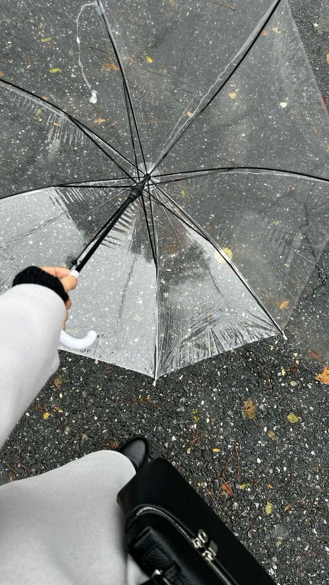 Daisyzyin's tweet photo. Raindrops on my umbrella, 🖤London streets under my feet. https://t.co/SpyrTKIeo3
