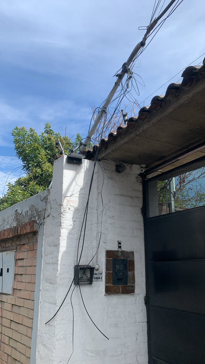 mpiadlt's tweet photo. Srs @AMT_Quito qué hace un tráiler transitando por la Fco. de Orellana Tumbaco? El puente no abastece ese peso…que medidas tomarán? Se fue llevando cables de luz y teléfono, y @ElectricaQuito y @CNT_EC no arreglan los cables que quedaron colgados. Necesito una respuesta urg. https://t.co/grEoWVdiZh