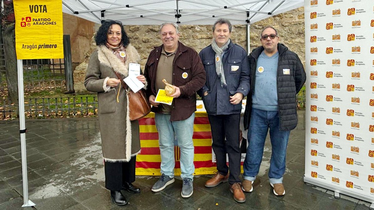 AragonPAR's tweet photo. 😀 Sabes que damos caldo y jamón a pie de calle, durante esta campaña.

🍏🍎 Hoy, nuestros compañeros #PartidoAragonés han repartido manzanas de #Aragón, en el mercadillo de #Calatayud, apoyando a nuestros agricultores👏 y contra el tratado Mercosur‼️

#8F #AragónPrimero #VotaPAR https://t.co/gqDREGdA5o