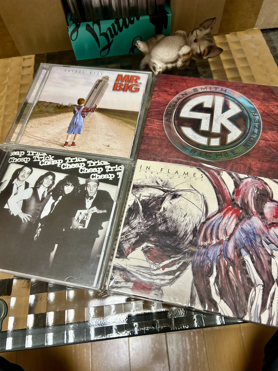 Hi, guys.
How was your day?
I listened to these CDs on February 3rd, 2026.

Actual Size / Mr. Big🇺🇸
Smith/Kotzen / Smith/Kotzen
#RichieKotzen

#CheapTrick / Cheap Trick🇺🇸
#ComeClarity / In Flames🇸🇪

It's almost time to go to bed.🙄
Sweet dreams, friends.