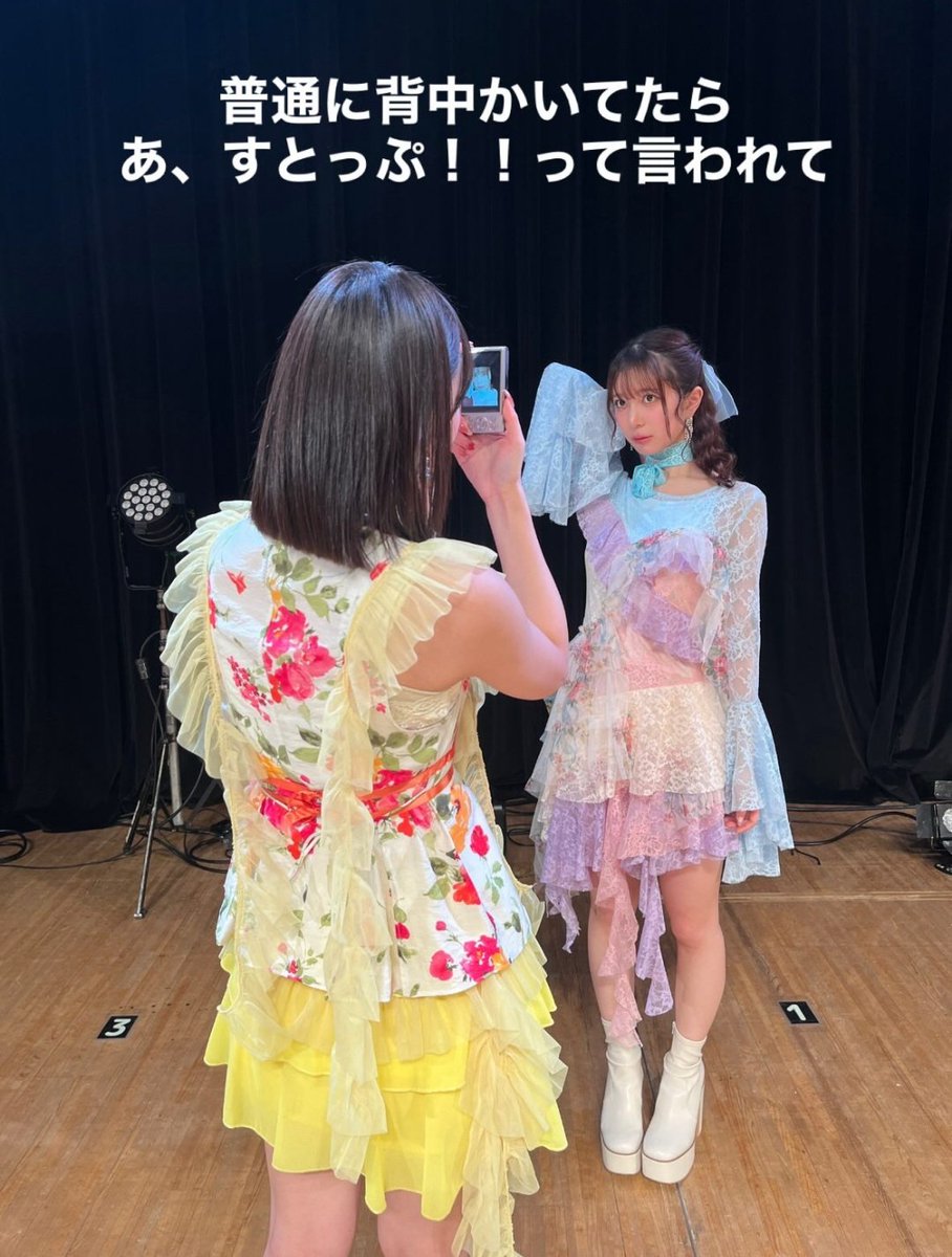sayurihoforever's tweet photo. れいれいのストーリー、ゲラゲラ笑った。背中かいてるだけで盛れるアイドル何？？？
というか普通に背中かいてる状況がもうおもしろい。れいれいも背中かくんだ。

https://t.co/9qynQBiM16 https://t.co/0Ogs2Ho7cq