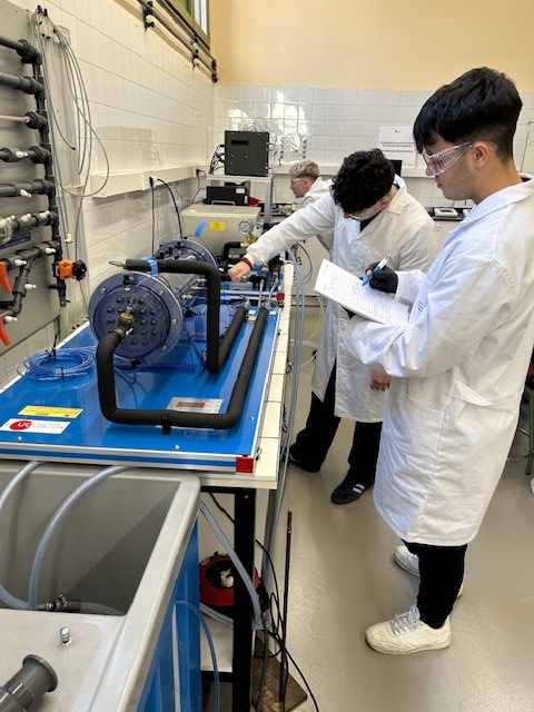 EdTbarcelona's tweet photo. 🔬⚙️ A l’Escola del Treball, al CFGS de Química Industrial, iniciem les pràctiques amb el bescanviador de tubs i carcassa!
Aprenentatge pràctic i tecnologia real a l’Aula ATECA de Química.
#QuímicaIndustrial #ATECA #FP #AprenentatgePràctic #EnginyeriaQuímica https://t.co/vAvbvrj18M