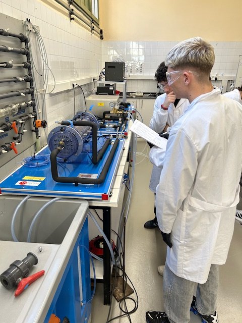 EdTbarcelona's tweet photo. 🔬⚙️ A l’Escola del Treball, al CFGS de Química Industrial, iniciem les pràctiques amb el bescanviador de tubs i carcassa!
Aprenentatge pràctic i tecnologia real a l’Aula ATECA de Química.
#QuímicaIndustrial #ATECA #FP #AprenentatgePràctic #EnginyeriaQuímica https://t.co/vAvbvrj18M