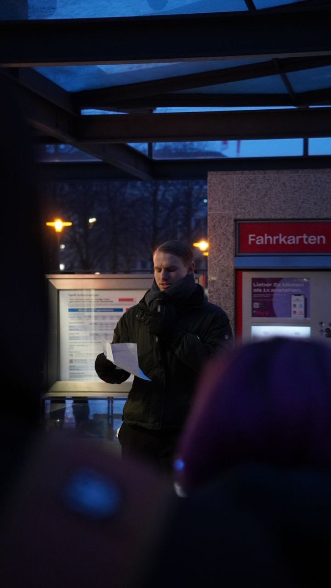Gedenken an Fatemeh D. 🕯️

Am vergangenen Sonntag gedachten wir Fatemeh D. (†18). Sie wurde an der U-Bahn-Station Wandsbek Markt von einem Südsudanesen vor einen einfahrenden Zug gezogen und grausam aus dem Leben gerissen.

 📸 <a href="/KevinDorow/">Kevin Dorow</a> <a href="/juliamariage/">Julnya</a> <a href="/heimat3cho/">ℌ𝔢𝔦𝔪𝔞𝔱𝔢𝔠𝔥𝔬</a> 👇