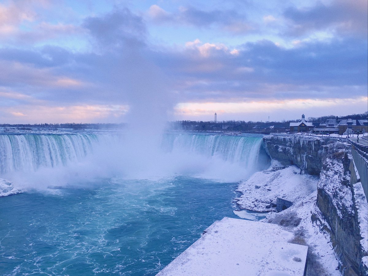 CanadaExplore's tweet image. ナイアガラの奇跡の美酒アイスワイン🍷
凍ったブドウを圧搾して作る少量生産のワインは希少な味わい。冬のナイアガラの滝の絶景とともに酔いしれましょう✨
📷 Niagara Falls Tourism
#カナダのその奥へ #explorecanada
niagarafallstourism.com/blog/icewine-s…