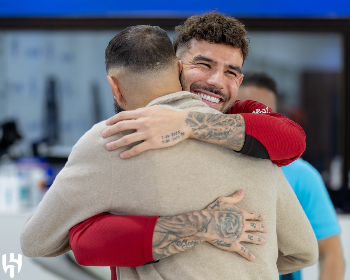 وصـارت تجمعنـا الأماكـن 💙🇫🇷