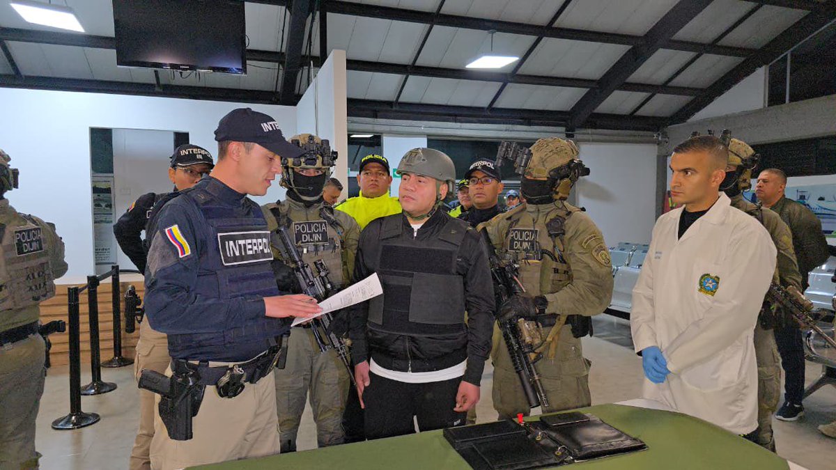petrogustavo's tweet photo. Ha sido extraditado de acuerdo a mi orden, el señor  alias "Pipe Tulúa* jefe de una de las bandas más sanguinarias del centro del Valle del Cauca.

Intentó comprar funcionarios y comprar la paz. La paz no se compra, se hace si el corazón la acepta como el camino para acabar la violencia.

Quien desee hacer la paz con la sociedad colombiana debe saber de antemano que la sinceridad es fundamental, que la mentira y la utilización solo llevará al fracaso y a la muerte.

La paz no se compra ni se vende.