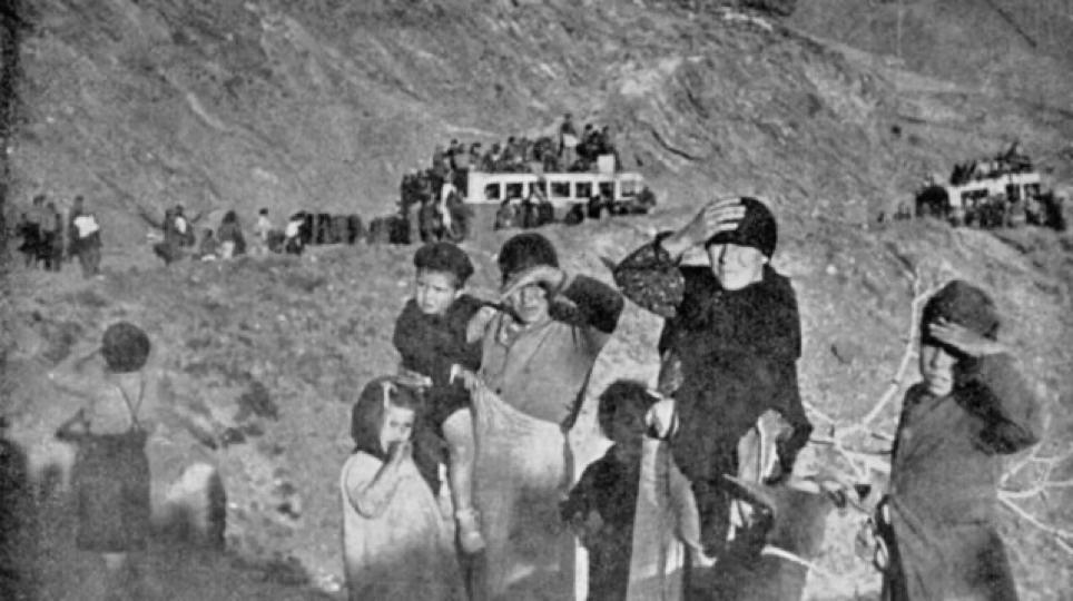 ANPIRomaPosti's tweet image. "La strada costiera era piena di famiglie che camminavano da giorni mentre venivano inseguite dai carri armati italiani di #Mussolini, bombardate dal mare dalla marina franchista e mitragliate dall'aria da aerei tedeschi e italiani."
La #Desbandá de #Málaga #8febbraio 1937